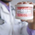 Diş eti üzerindeki sivilce benzeri oluşumun klinik muayenede diş ve çevre dokularla birlikte değerlendirilmesi.