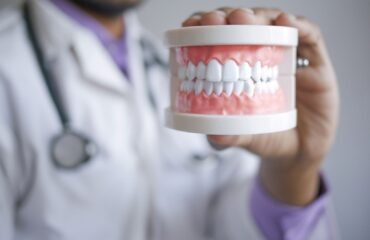 Diş eti üzerindeki sivilce benzeri oluşumun klinik muayenede diş ve çevre dokularla birlikte değerlendirilmesi.