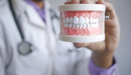 Diş eti üzerindeki sivilce benzeri oluşumun klinik muayenede diş ve çevre dokularla birlikte değerlendirilmesi.