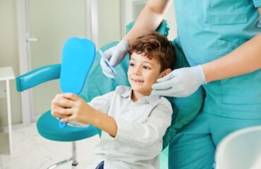 Çocuklarda ön diş travmasının klinik ve radyografik olarak değerlendirildiği çocuk diş hekimliği muayenesi.