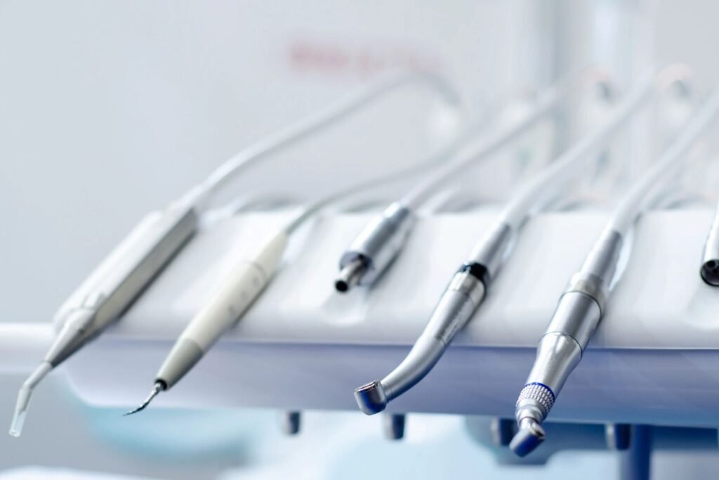 Diş muayenesinde dişler, diş eti, ağız dokuları ve kapanış ilişkilerinin klinik olarak değerlendirilmesi.