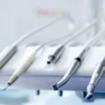 Diş muayenesinde dişler, diş eti, ağız dokuları ve kapanış ilişkilerinin klinik olarak değerlendirilmesi.