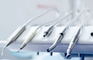 konya-dis-muayenesi-nasil-yapilir Diş muayenesinde dişler, diş eti, ağız dokuları ve kapanış ilişkilerinin klinik olarak değerlendirilmesi.