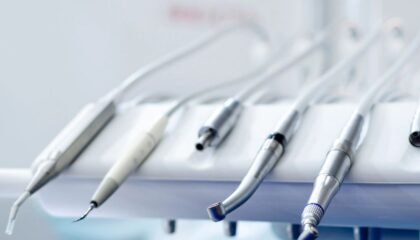 Diş muayenesinde dişler, diş eti, ağız dokuları ve kapanış ilişkilerinin klinik olarak değerlendirilmesi.