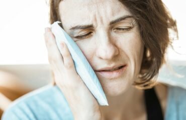 dis-agrisi-birden-kesilirse-dis-iyilesmis-olur-mu Diş ağrısının aniden kesilmesinde diş pulpası, kök ucu ve çevre dokuların değerlendirilmesini gösteren dental görsel.