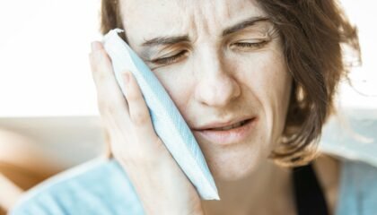 Diş ağrısının aniden kesilmesinde diş pulpası, kök ucu ve çevre dokuların değerlendirilmesini gösteren dental görsel.